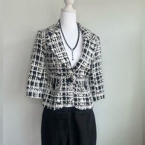Chick woman’s size small Black‎ and White Geometric Blazer